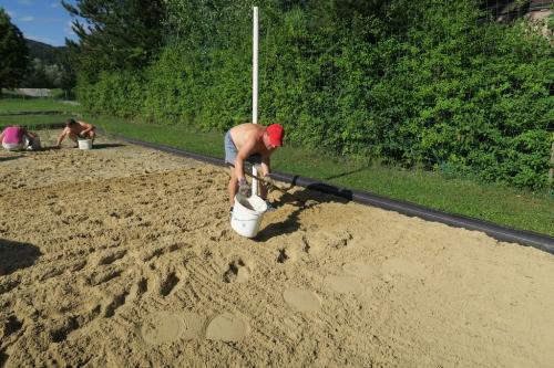 Brigáda – plevanie beach volejbal ihrisko Horný Hričov 2017